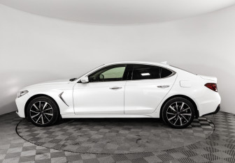 Подержанный автомобиль Genesis G70 2019 года (10 фото)