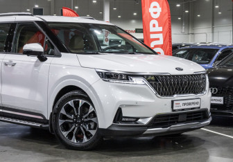 Подержанный автомобиль Kia Carnival 2020 года (6 фото)
