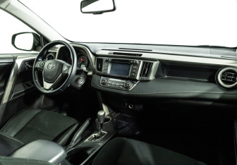 Подержанный автомобиль Toyota RAV4 2014 года (9 фото)