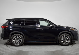 Подержанный автомобиль Toyota Highlander 2021 года (4 фото)