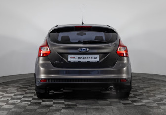 Подержанный автомобиль Ford Focus Hatchback 2013 года (6 фото)