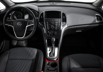 Подержанный автомобиль Opel Astra Hatchback 2014 года (15 фото)