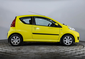Подержанный автомобиль Peugeot 107 2010 года (4 фото)