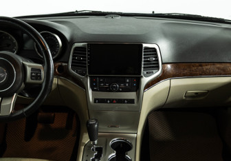 Подержанный автомобиль Jeep Grand Cherokee 2012 года (14 фото)