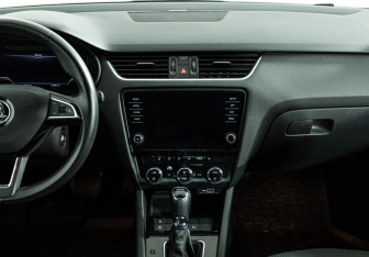 Подержанный автомобиль Skoda Octavia Liftback 2019 года (14 фото)