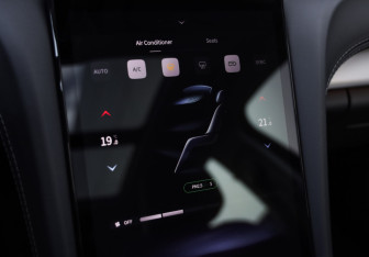 Подержанный автомобиль Hongqi H5 2023 года (17 фото)