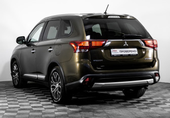 Подержанный автомобиль Mitsubishi Outlander 2016 года (7 фото)