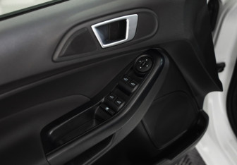 Подержанный автомобиль Ford Fiesta Sedan 2015 года (20 фото)