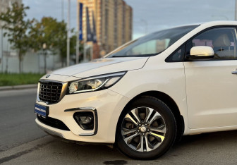 Подержанный автомобиль Kia Carnival 2020 года (4 фото)