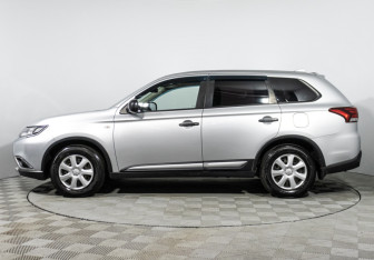 Подержанный автомобиль Mitsubishi Outlander 2017 года (8 фото)