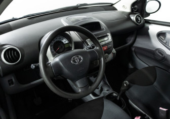 Подержанный автомобиль Toyota Aygo 2006 года (11 фото)