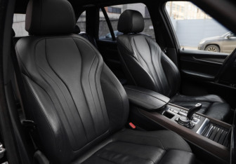 Подержанный автомобиль BMW X5 2015 года (25 фото)