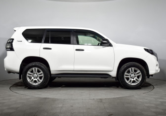 Подержанный автомобиль Toyota Land Cruiser Prado 2016 года (4 фото)