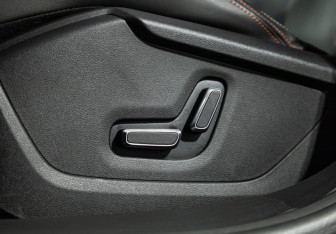 Подержанный автомобиль Geely Atlas 2023 года (16 фото)