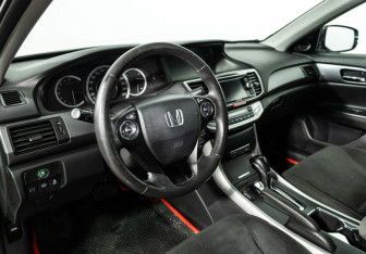 Подержанный автомобиль Honda Accord Sedan 2013 года (11 фото)