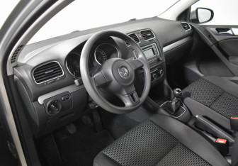 Подержанный автомобиль Volkswagen Golf Hatchback 2010 года (9 фото)
