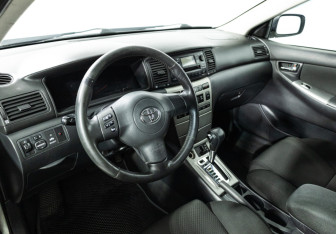 Подержанный автомобиль Toyota Corolla Hatchback 2006 года (11 фото)