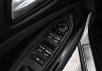 Подержанный автомобиль Ford Kuga 2015 года (10 фото)