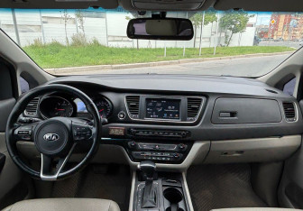 Подержанный автомобиль Kia Carnival 2017 года (8 фото)