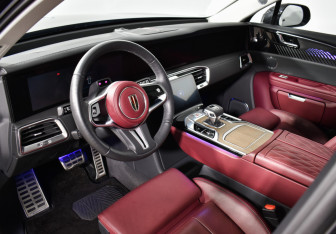 Подержанный автомобиль Hongqi E-HS9 2021 года (9 фото)