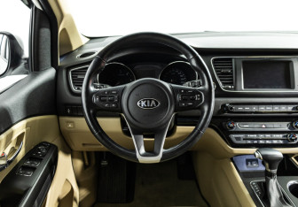 Подержанный автомобиль Kia Carnival 2020 года (23 фото)