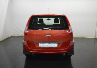 Подержанный автомобиль Ford Fusion 2006 года (6 фото)