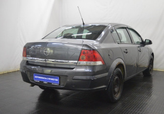 Подержанный автомобиль Opel Astra Sedan 2011 года (5 фото)