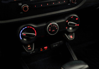 Подержанный автомобиль Kia Rio Hatchback 2019 года (14 фото)