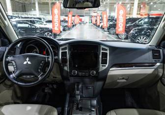Подержанный автомобиль Mitsubishi Pajero 2021 года (12 фото)