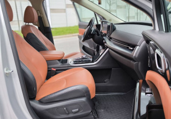 Подержанный автомобиль Kia Carnival 2021 года (18 фото)