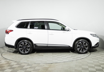 Подержанный автомобиль Mitsubishi Outlander 2022 года (4 фото)