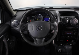 Подержанный автомобиль Renault Duster 2015 года (10 фото)