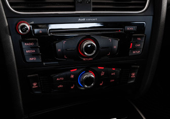 Подержанный автомобиль Audi A4 Sedan 2014 года (14 фото)