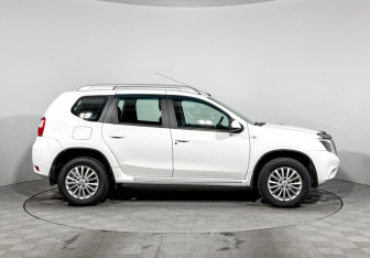 Подержанный автомобиль Nissan Terrano 2017 года (4 фото)