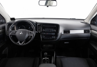 Подержанный автомобиль Mitsubishi Outlander 2017 года (10 фото)