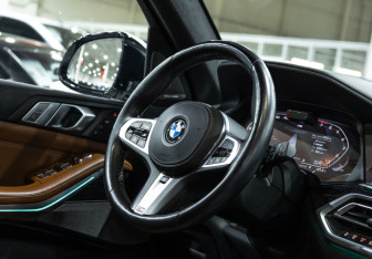 Подержанный автомобиль BMW X7 2021 года (19 фото)