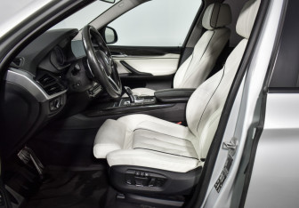 Подержанный автомобиль BMW X5 2015 года (10 фото)