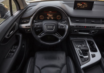 Подержанный автомобиль Audi Q7 2015 года (11 фото)