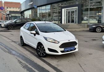 Подержанный автомобиль Ford Fiesta Sedan 2015 года (3 фото)