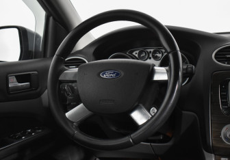 Подержанный автомобиль Ford Focus Wagon 2008 года (14 фото)