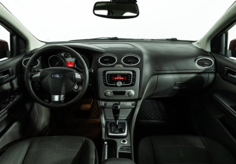 Подержанный автомобиль Ford Focus Hatchback 2008 года (13 фото)