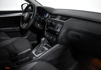 Подержанный автомобиль Skoda Octavia Liftback 2018 года (10 фото)