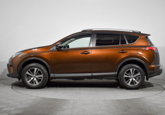 Подержанный автомобиль Toyota RAV4 2017 года (8 фото)