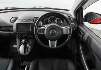 Подержанный автомобиль Mazda Demio 2012 года (11 фото)