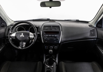 Подержанный автомобиль Mitsubishi ASX 2011 года (10 фото)