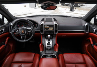 Подержанный автомобиль Porsche Cayenne 2016 года (12 фото)