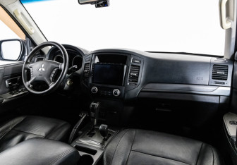 Подержанный автомобиль Mitsubishi Pajero 2012 года (9 фото)