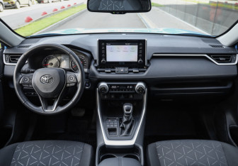 Подержанный автомобиль Toyota RAV4 2021 года (13 фото)