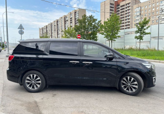 Подержанный автомобиль Kia Carnival 2017 года (6 фото)