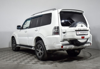 Подержанный автомобиль Mitsubishi Pajero 2007 года (7 фото)